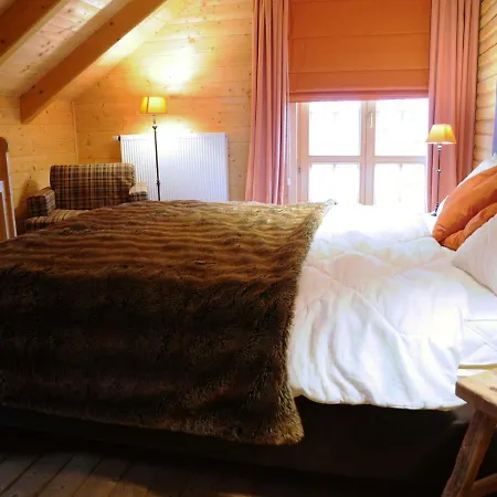 Сasa de vacaciones Spacious Chalet Located At Bomal