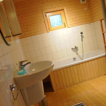 Сasa de vacaciones Spacious Chalet Located At Bomal
