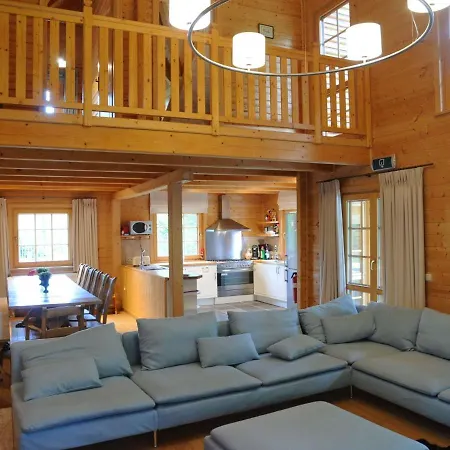 Сasa de vacaciones Spacious Chalet Located At Bomal